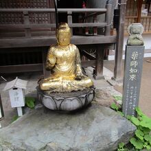 全身金箔の薬師如来