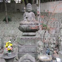 多くの石仏が並ぶ石仏群