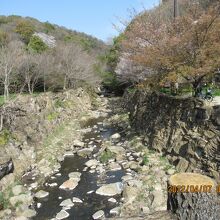 この川をじゃぶじゃぶ遡れば沢登りだが巻き道もある。