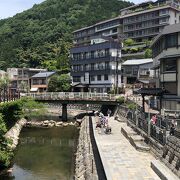 湯村温泉の源泉である荒湯では、足湯を楽しんだり食材を茹でたりして楽しめます。