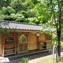 こちらが大きい方の足湯「かわじいの湯」。