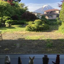 窓から富士山