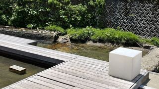 川を眺めながら