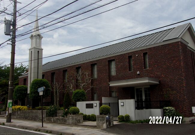 落ち着いた色彩の建物です。