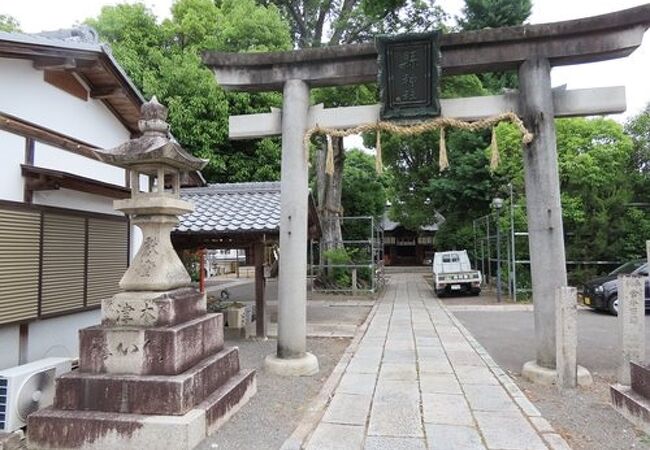 参道入口の鳥居は立派だったのに…
