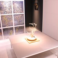 各階に飛騨工芸品の展示。こちらは陶磁器｢渋草焼き｣