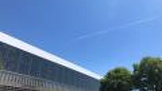 巨大な建物、中も空間