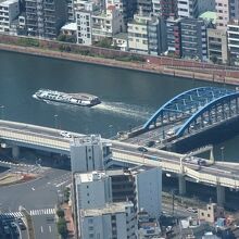 言問橋を横切る水上バス