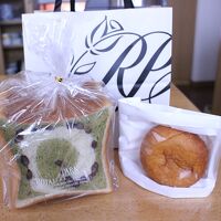 ホテル1階のパン屋で買った抹茶と大納言生食パンとピロシキ