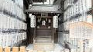 にぎやかな場所にあります