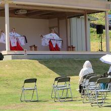 日差しが強く、離れた日陰から見物の人が多かった巫女さんの舞