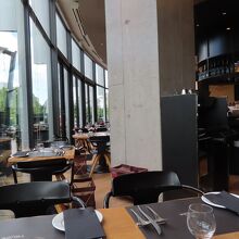 レストランも色々ありますが　どの店にも　いつも行列