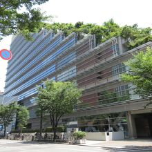 特徴的な「階段状」の外観