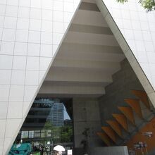 入口部分も特徴的な「△型」