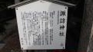 阿吽の吽の方の狛犬が逆立ちをしているのが印象的