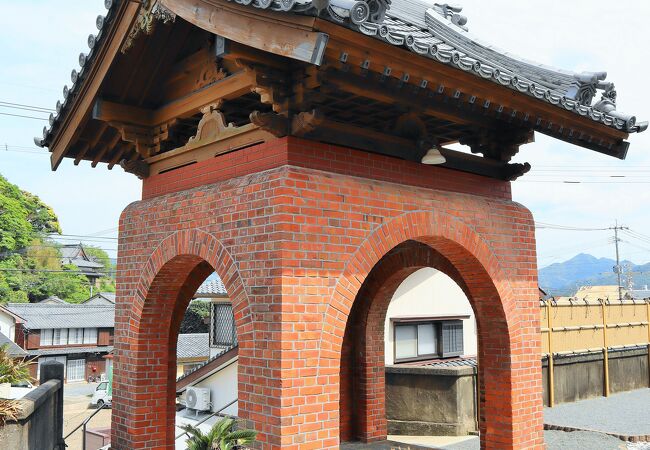 レンガ造りの山門は全国でも珍しい