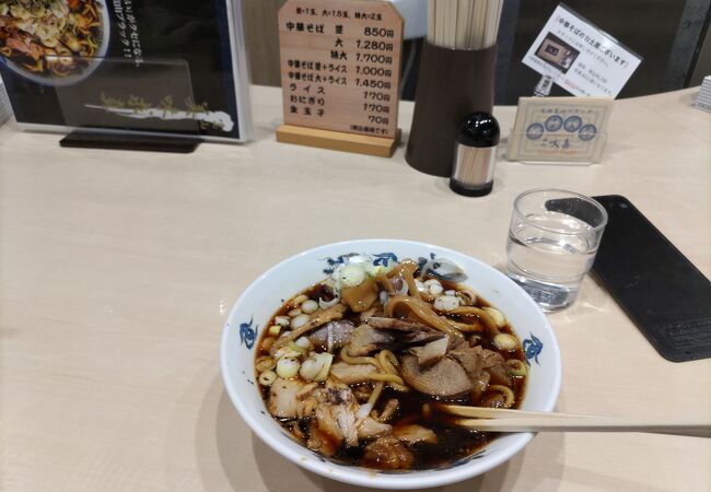 もの凄い濃い味の名物ブラックラーメンを食す！