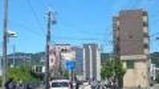 駅前に茶壷のポストがあります。