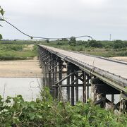 時代劇のシーンにもよく使われる木津川に架かる流れ橋