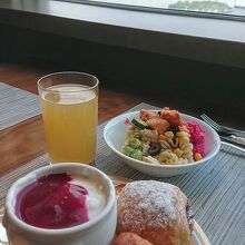 是非窓側のお席を