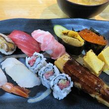 特上握り。チラッとだけ見えているアラ汁もおいしい！