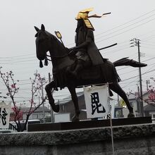 東口にある上杉謙信像。