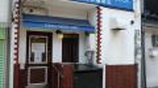 レトロ感ある喫茶店で、手作りラムプリン