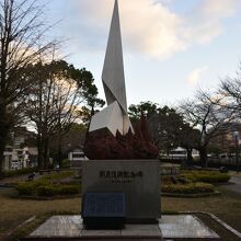 甲突川沿いにある戦災復興記念碑