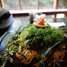 神護寺から栂ノ尾までの途中に、名物　瓦そば　松右衛門にて昼食