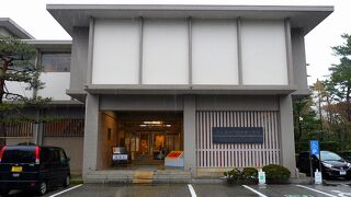 不良繭を使った牛首紬の存在を知る、釘に引っ掛けても釘が抜けるほど丈夫で「釘抜紬」とも言われる