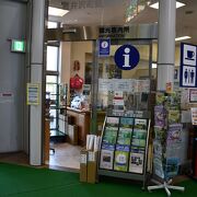 軽井沢駅にある観光案内所です。