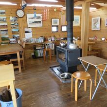 木の温かみがある店内。四月初めは薪ストーブがまだ活躍中。