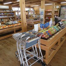 海産物などの食品お土産のほか...、