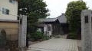 大きな寺院ではありません。