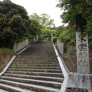 松山城登山道入り口の側にある由緒ある神社