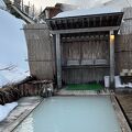 残雪と湯煙で秘湯ムード満点