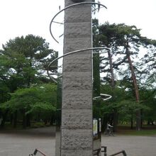 大宮公園のほぼ中央にある時計塔です。緑の森の象徴です。