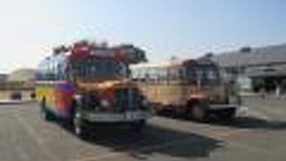 応援のボンネットバスもいました。