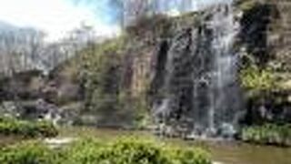大きな滝もある日本庭園