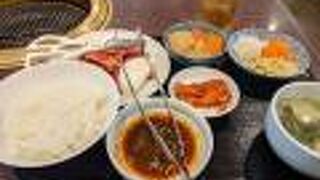 焼肉定食は珈琲がついて1100円でした。