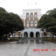 石川県政記念しいのき迎賓館や堂形のシイノキがあります
