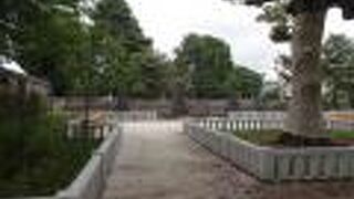 公園のようになっていてベンチもあります。