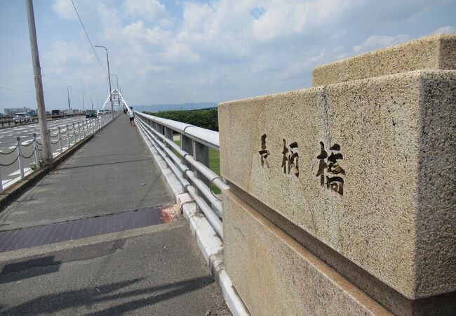 阪急千里線の淀川鉄橋と並行して架る橋