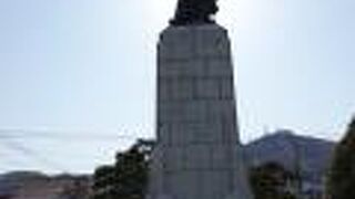 中央分離帯の緑地に建つ見事な像