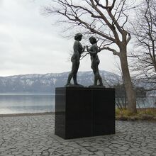 十和田湖畔の乙女の像