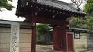 朱塗りの山門が目立つ