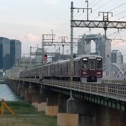 梅田スカイビルをバッグに阪急電車