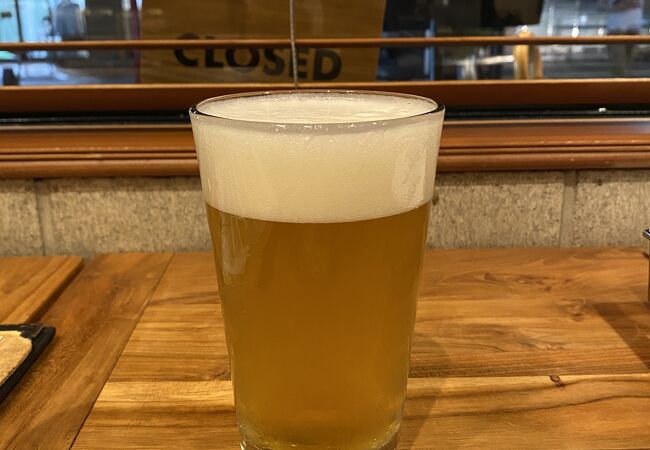 クラフトビールも飲めるバーガー屋さん