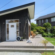 小さな庭に面したこぢんまりと小粋なカフェです。