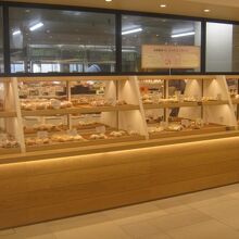 焼き立てパンはどれも美味しそうでした。